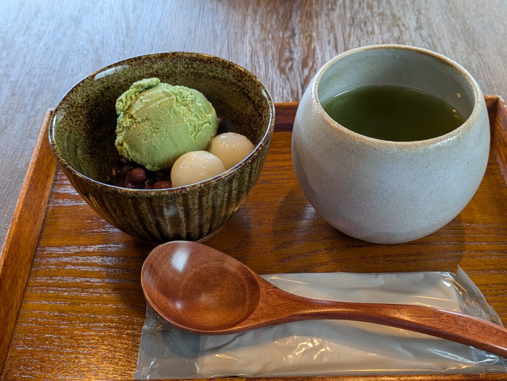 アイスクリーム入りのぜんざいと煎茶のセットは美味